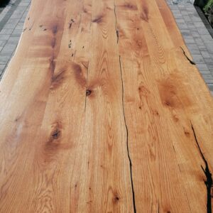 Dębowy blat z naturalną krawędzią