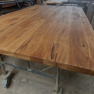 Dębowy blat z w klasie rustykalnej